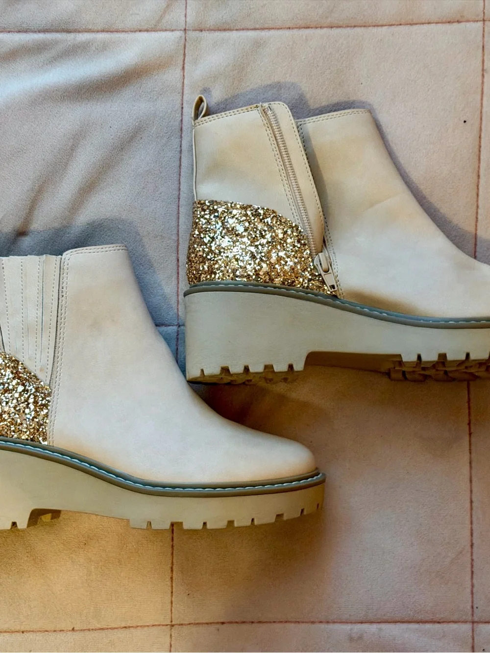 Dolce Vita DV FYNCH Girls Size 4 Beige Gold Glitter Lug Sole Chelsea Boots